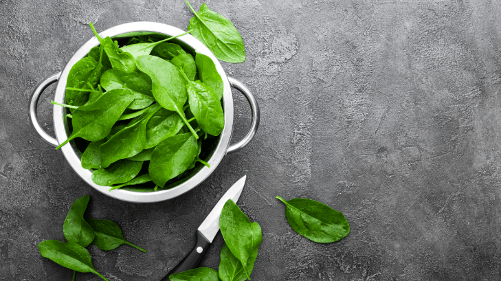 Cómo hacer unas espinacas con garbanzos con poco aceite