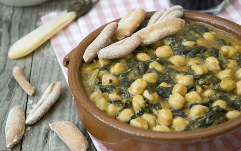 Cómo hacer unas espinacas con garbanzos con poco aceite