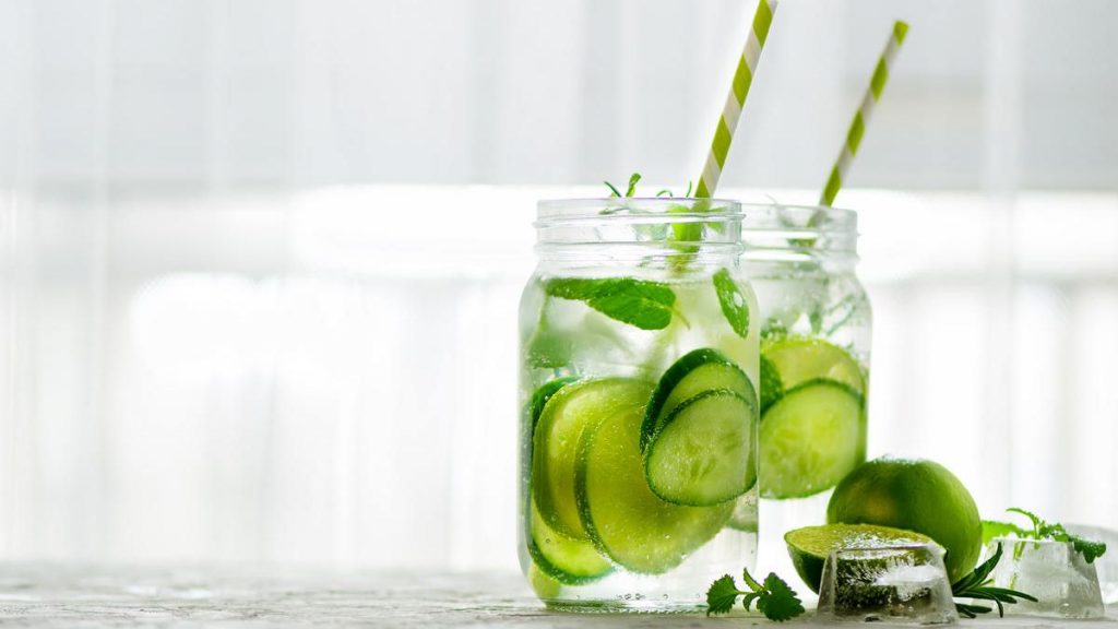 Hay pocas cosas que puedan refrescarte más en verano que esta jarra de agua de pepino.