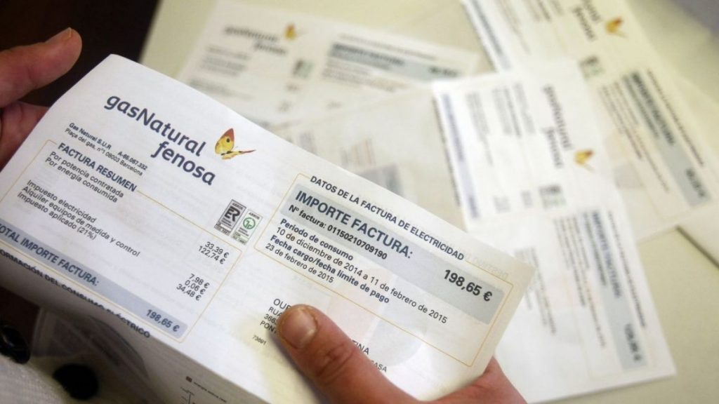 Trucos para calentar tu casa ahorrando en la factura de la luz 1 La luz es un bien esencial, y muchas veces pagar su alto precio representa un gran problema para las familias.