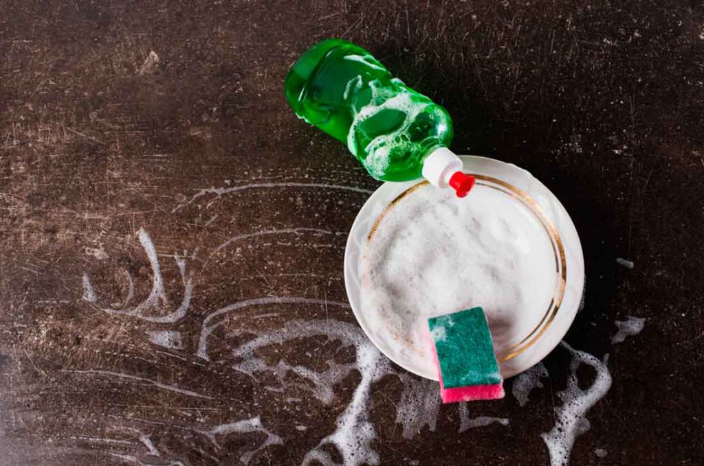 El agua caliente con jabón líquido