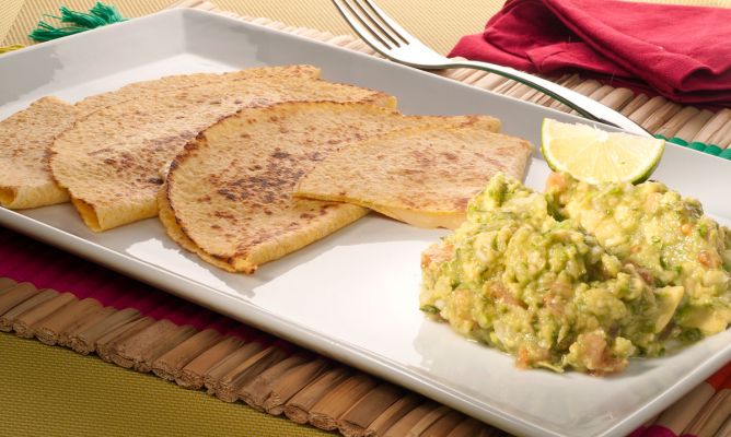 Quesadillas de guacamole, tomate y aderezadas con aceite de oliva