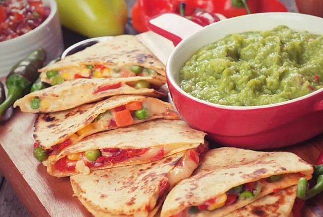 Quesadillas doradas con guacamole y tomate