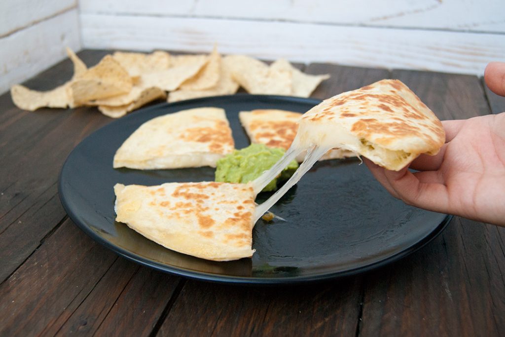 Quesadillas con guacamoles y tomates horneados especiales