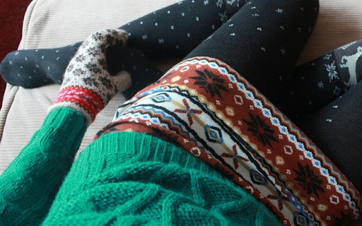 Eres tú quien ha decidir hasta qué punto quieres llevar guantes en casa para evitar las carreras en tus medias.