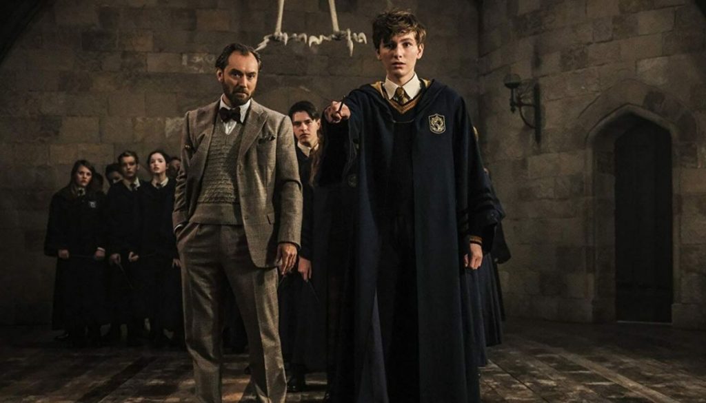  Obsesión por los binarios  Después de los tweets de JK Rowling sobre el género, no es de sorprender que la película Animales fantásticos: los secretos de Dumbledore parezca estar continuamente dirigiéndose hacia el interior de cualquiera de las películas de Harry Potter. Los binarios plagan esta cinta, ya sean el hombre y la mujer, el bien y el mal o la felicidad y la tragedia.