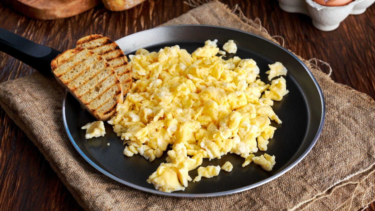 Cómo hacer unos huevos revueltos perfectos en el microondas 1 Huevos revueltos