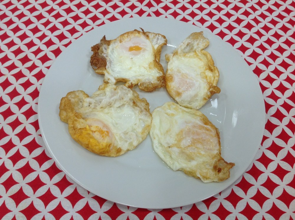Ni frito ni en croqueta, así se hacen los huevos encapotados 4 Paso 2 los huevos fritos