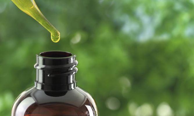 Aceite del árbol del té para olor de humedad en la ropa