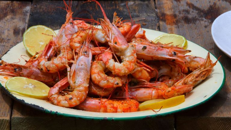 Un peligro: por qué no deberías chupar las cabezas de los langostinos