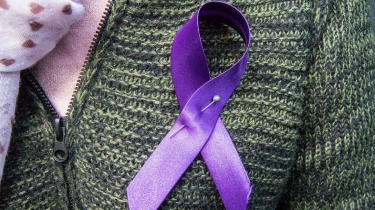 Violencia de género: por qué se celebra el 25N y se usa el lazo morado