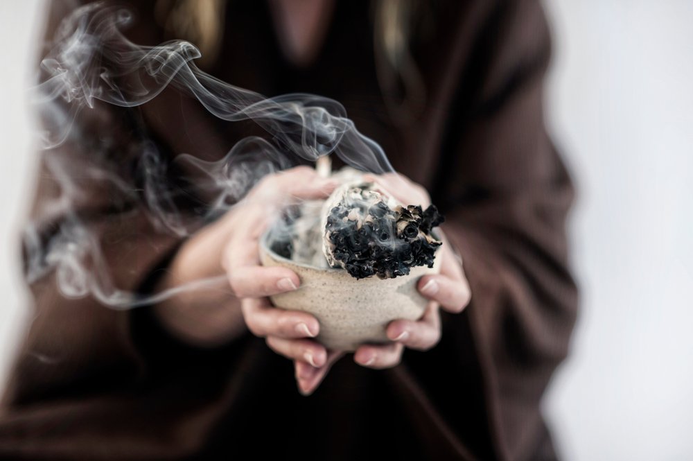 Cómo hacer una limpieza energética de tu casa 6 Comienza a sahumar