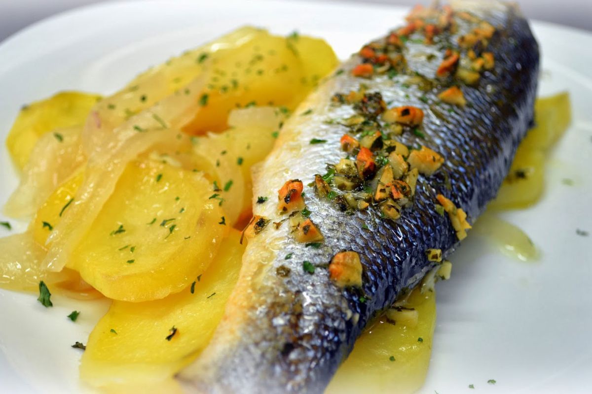 Cómo hacer una lubina al horno con patatas y cebolla 1 Lubina al horno