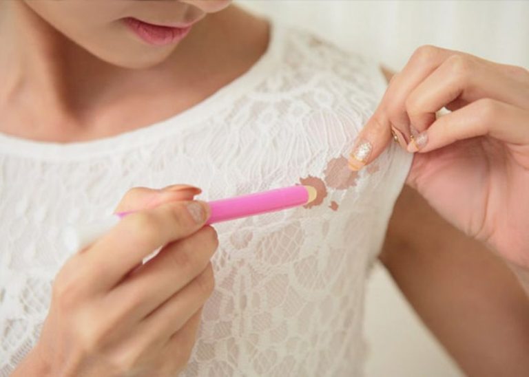 Así quito las manchas de maquillaje de la ropa blanca (sin estropearla)