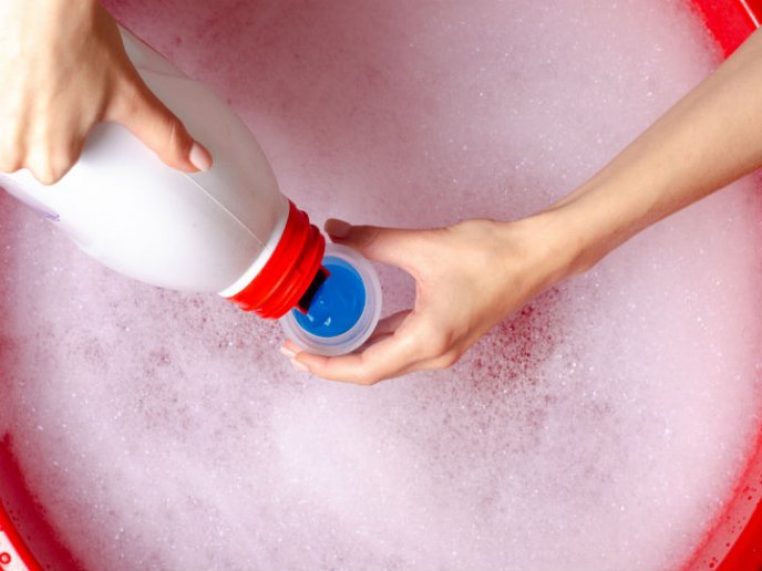 Utiliza un buen jabón de ropa, si es desengrasante, mejor