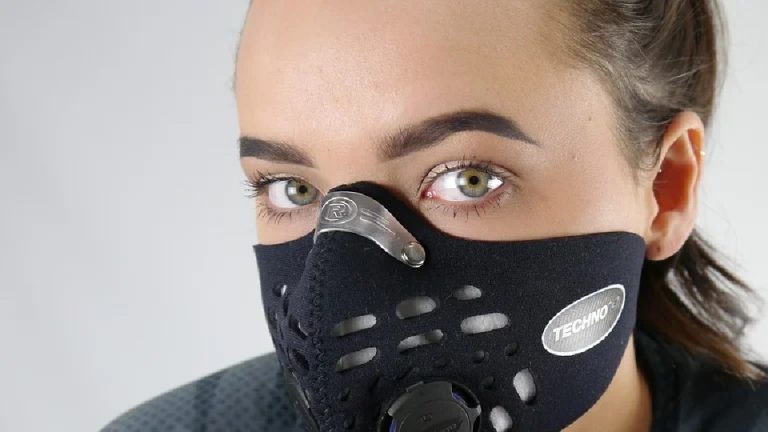 Así es la mascarilla que se desinfecta sola