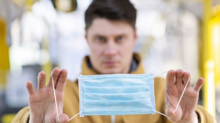 Por qué no deberías dejar la mascarilla al sol para desinfectarla