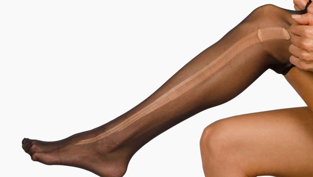 La laca puede ser otra de tus grandes aliadas para evitar las carreras en tus medias.