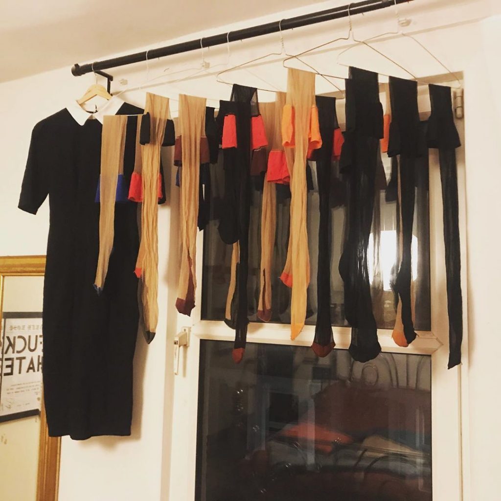 Cuidado, a ver si para evitar carreras en las medias pierdes alguna entre los guisantes del congelador.