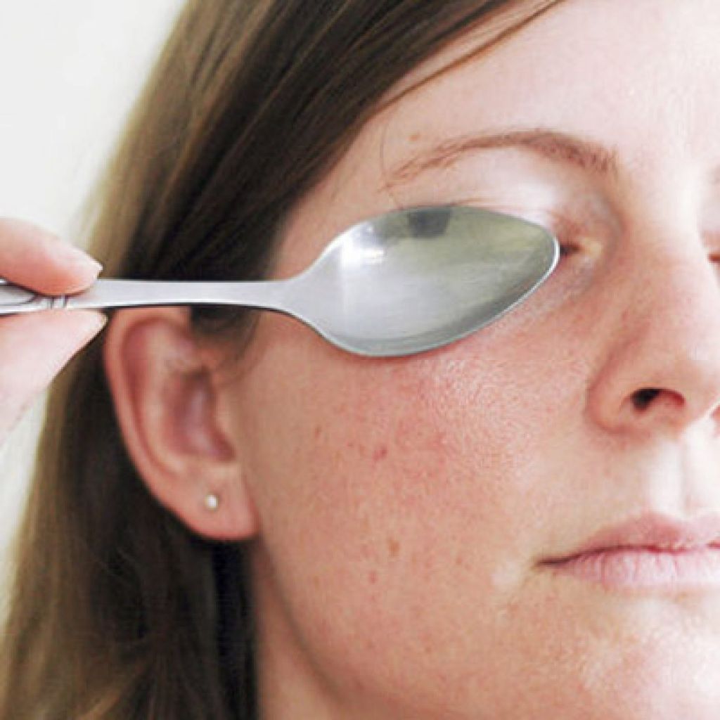 Cómo quitar las ojeras 12 Congela dos cucharas