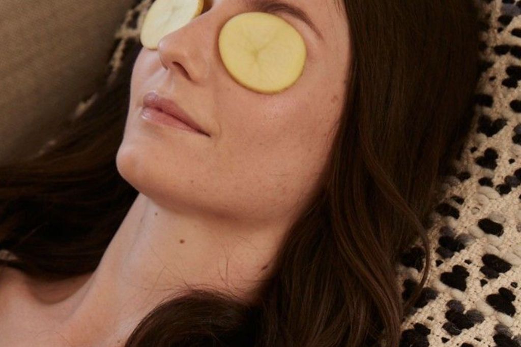 Cómo quitar las ojeras 14 Las rodajas de patatas son efectivas