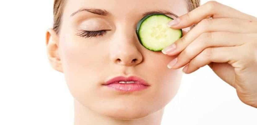 Cómo quitar las ojeras 13 Las Rodajas de pepino son muy efectivas