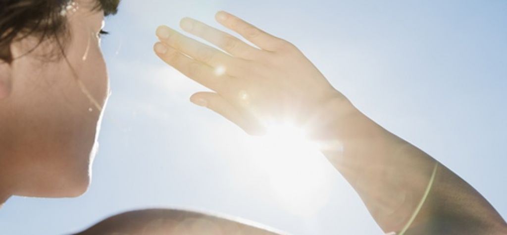 Cómo quitar las ojeras 6 la exposicion al sol produce ojeras