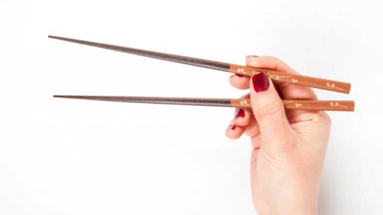 Cómo utilizar palillos chinos y algunas alternativas para practicar