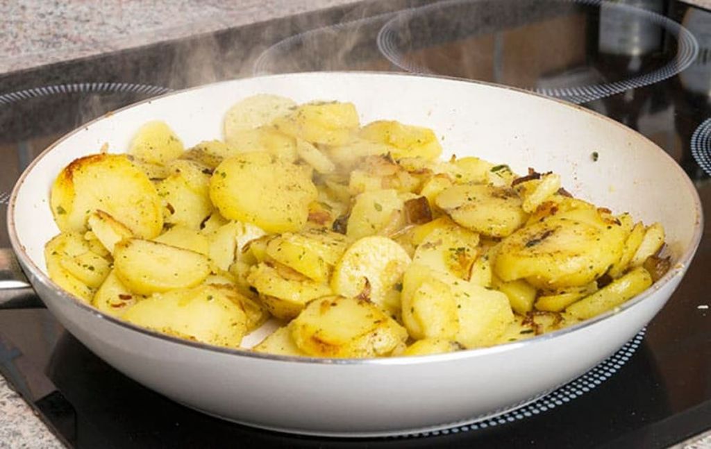 Cómo hacer unas patatas a lo pobre perfectas con poco aceite 3 Patatas