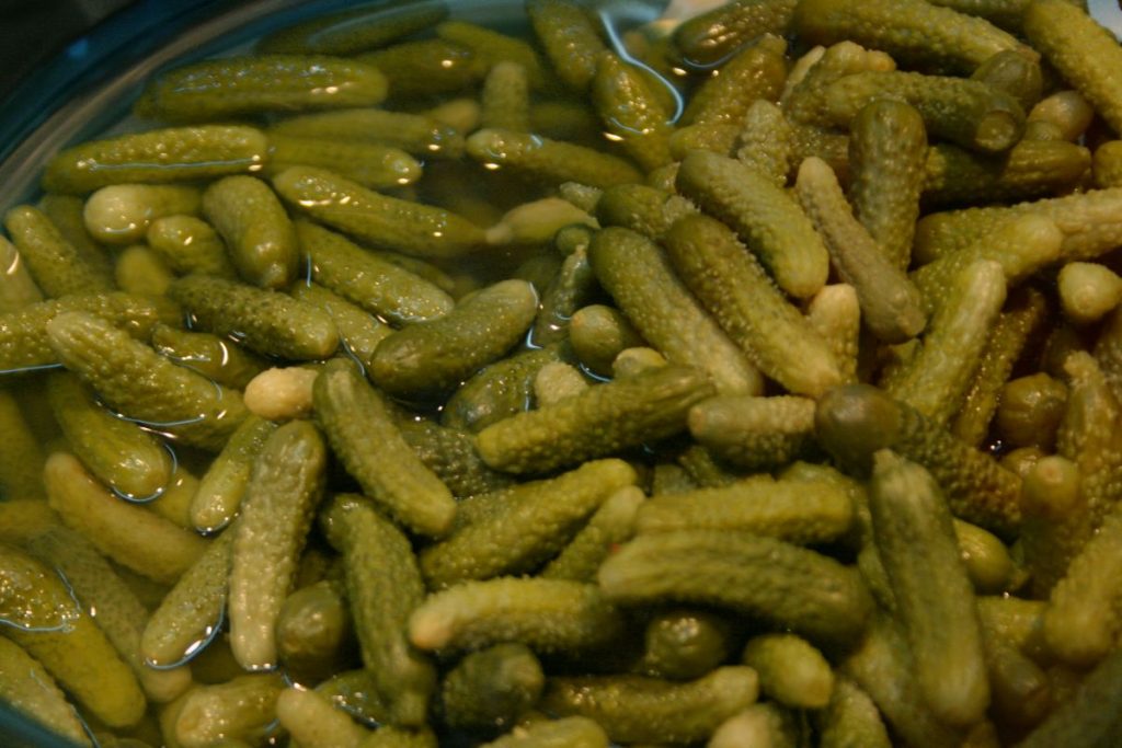 Más peligrosos aún que los pepinos son los pepinillos, por su alta cantidad de sal.