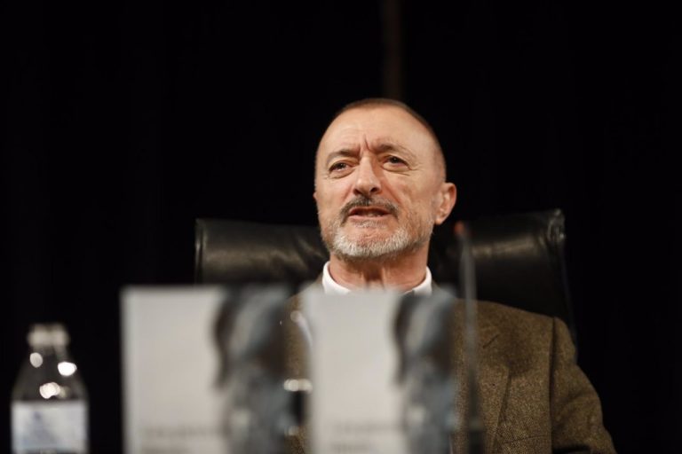 Pérez Reverte revienta: La Policía y Echenique, unidos por un ‘zasca’ al escritor