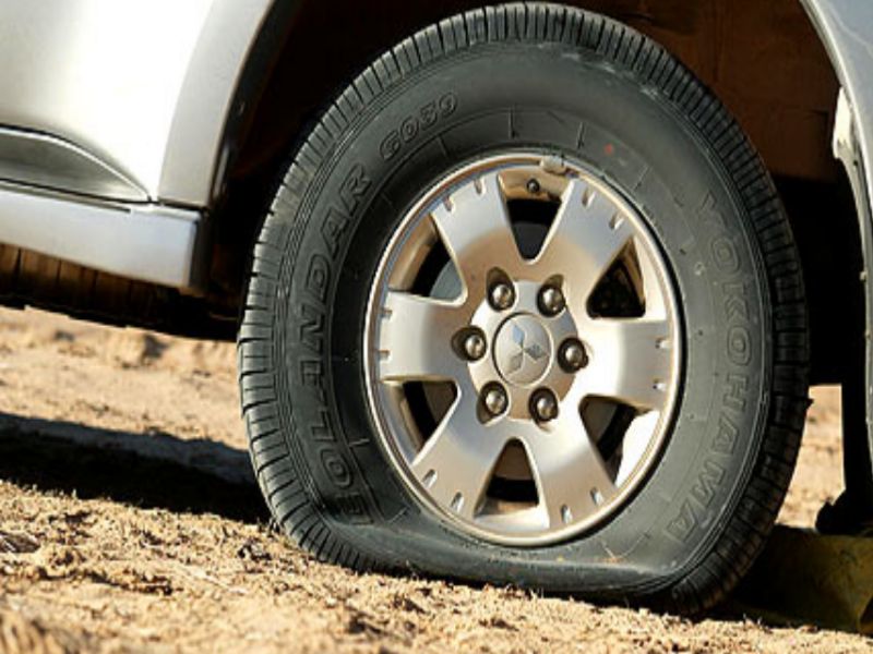 que hacer si se pincha la rueda del coche