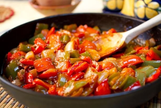 Preparación del pisto de tomate y pimiento tradicional