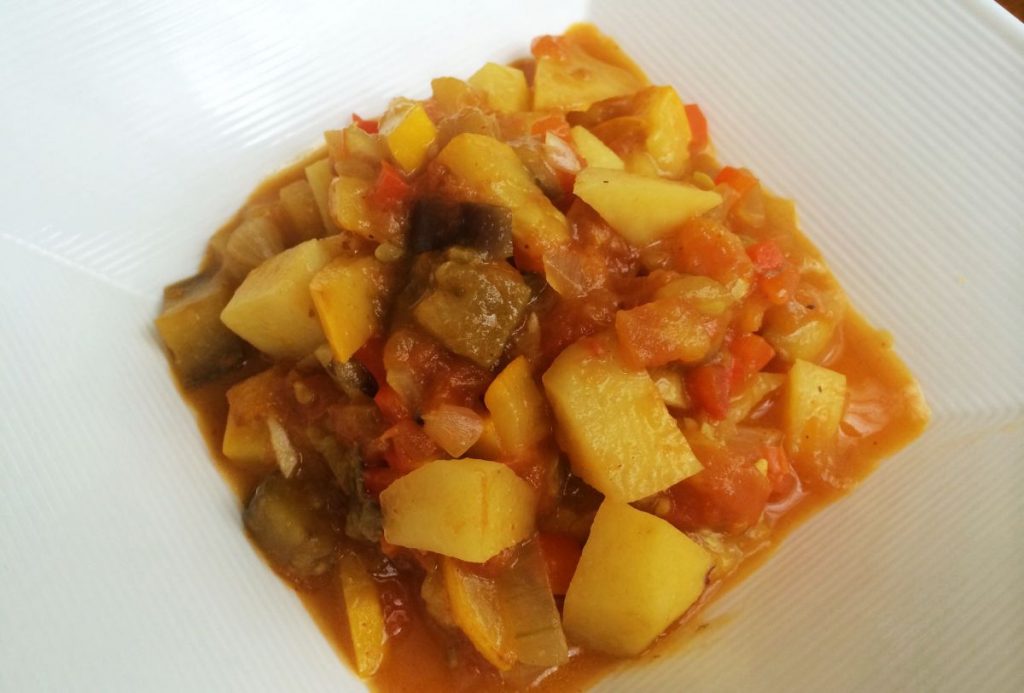 Opción 2: la base normal del pisto le incorporas el choclo junto al tomate, cuando estos se sientan cocinados, agregas las papas en forma de juliana