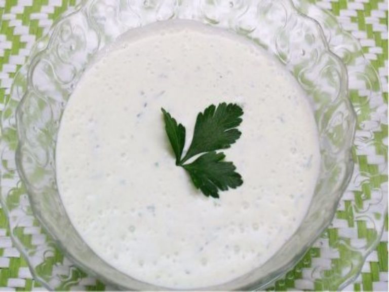 Así puedes hacer salsa de yogur en 3 minutos