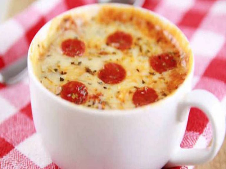 Cómo hacer minipizzas a la taza al microondas