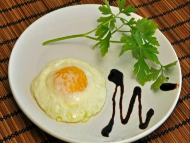 El truco para hacer un huevo frito en la sartén sin aceite