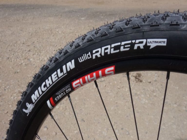 Cómo arreglar el pinchazo de una rueda de bicicleta