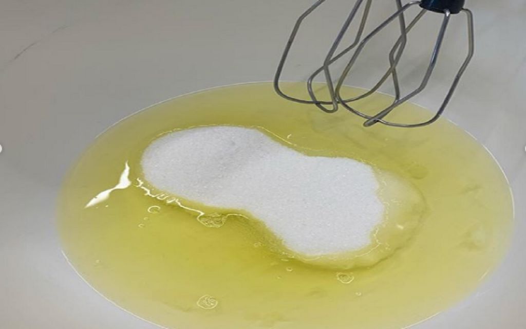 Mezclar las yemas por separada es uno de los procesos de preparación del Bizcocho