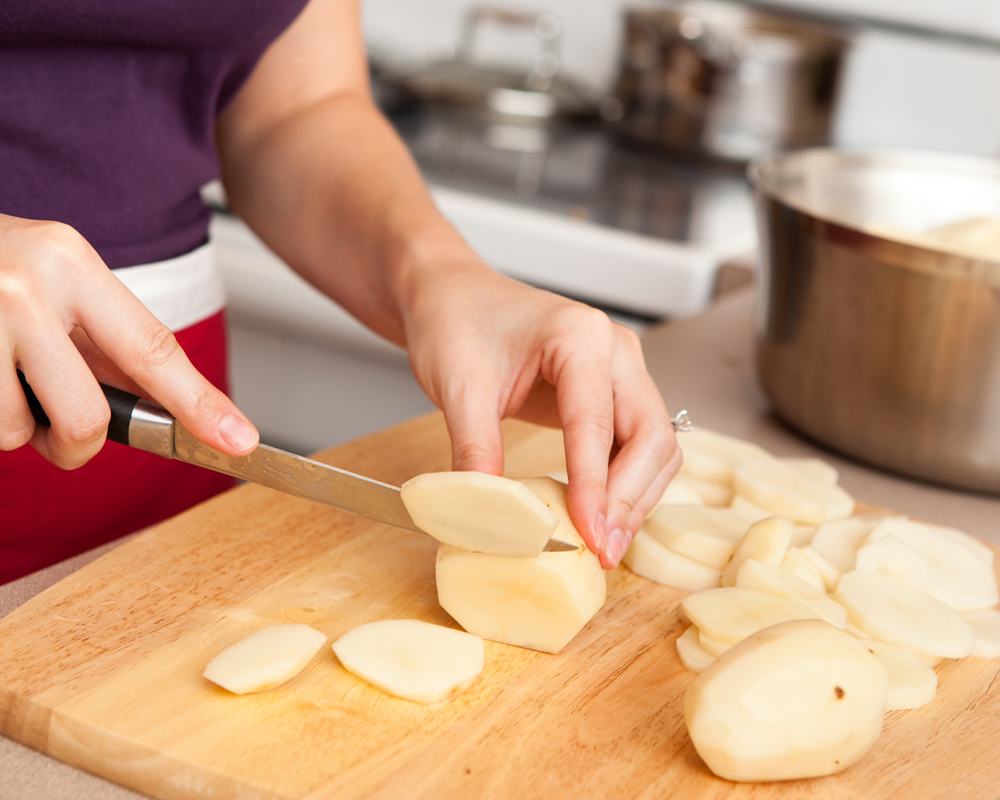 Preparación de las patatas a la panadera
