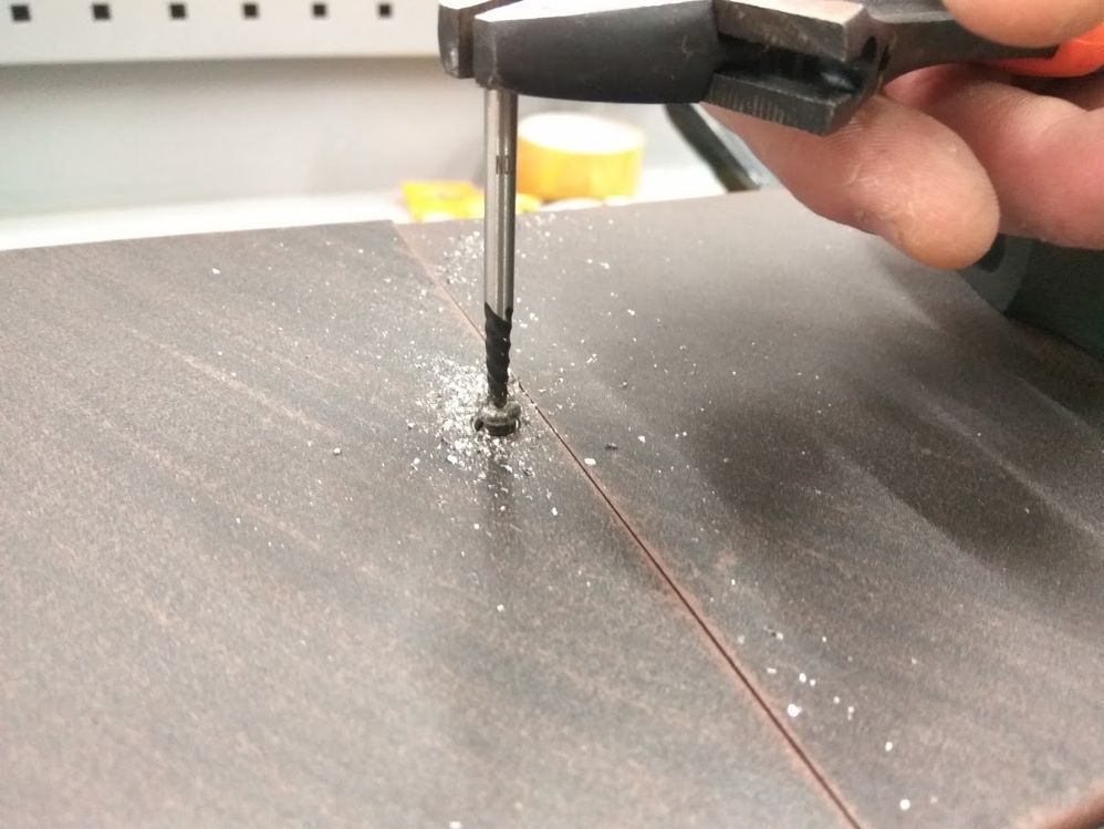 Cómo sacar un tornillo roto 2 Quitar un tornillo con cabeza pelada