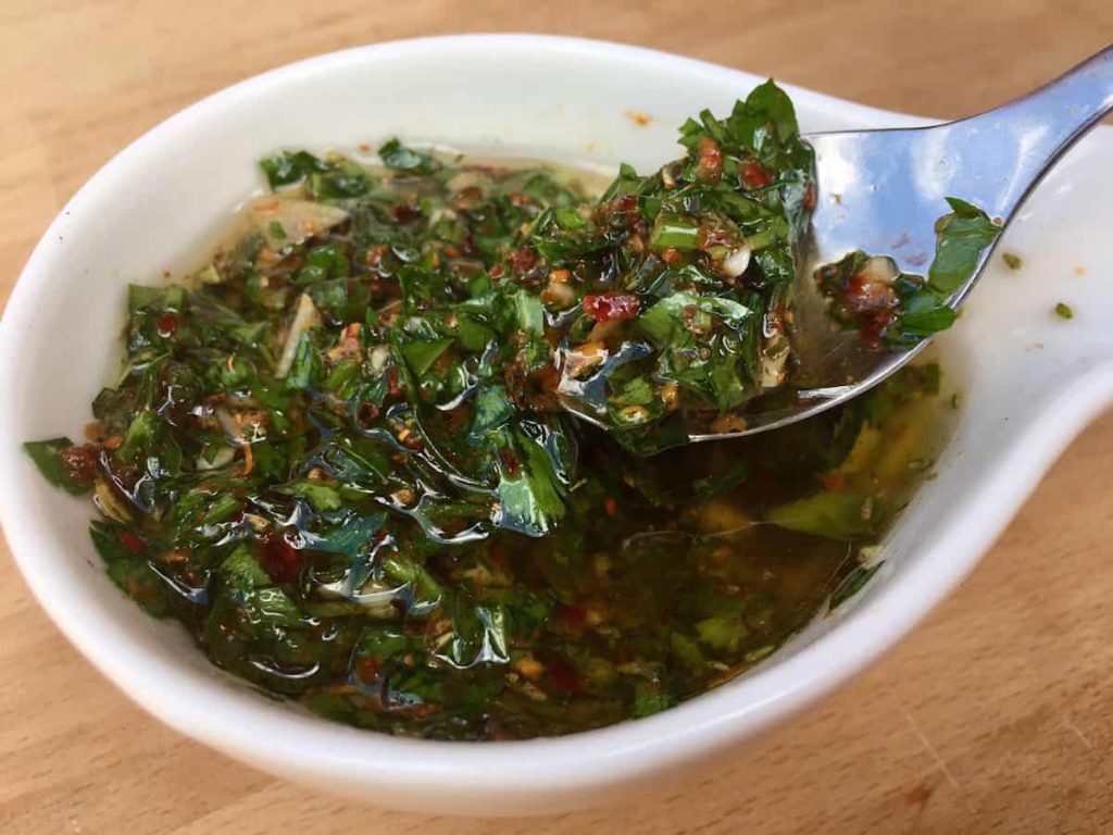 Perejil, vinagre blanco, cebolla son algunos de los ingredientes del chimichurri