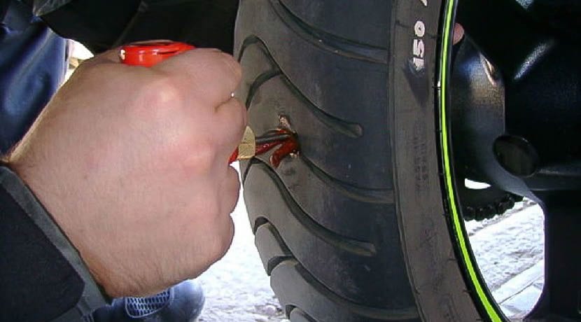 ¿Por qué se pincha una rueda del coche?