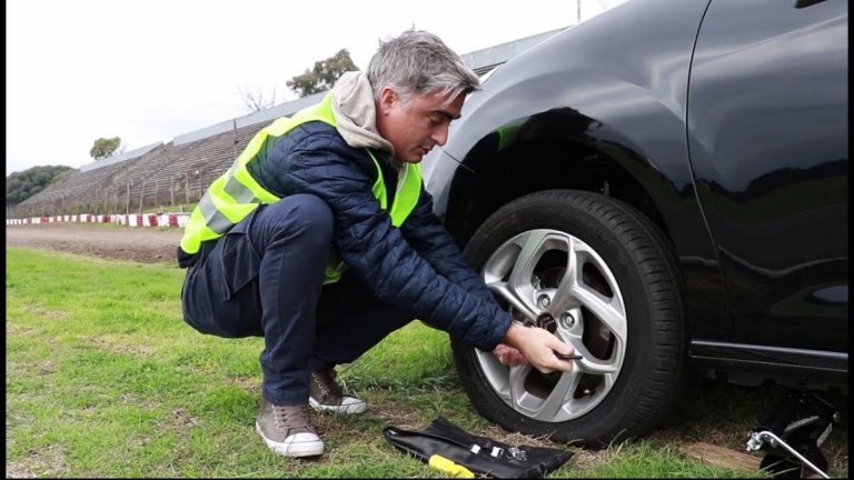 Cómo cambiar la rueda del coche sin tener que llamar a una grúa