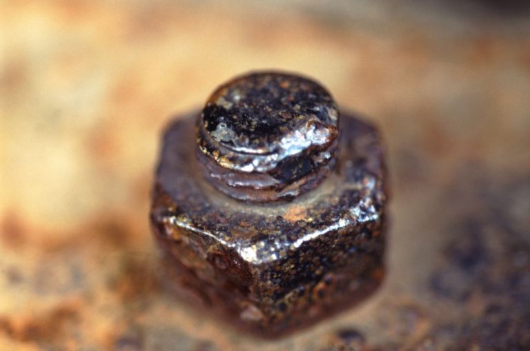 Cómo sacar un tornillo roto