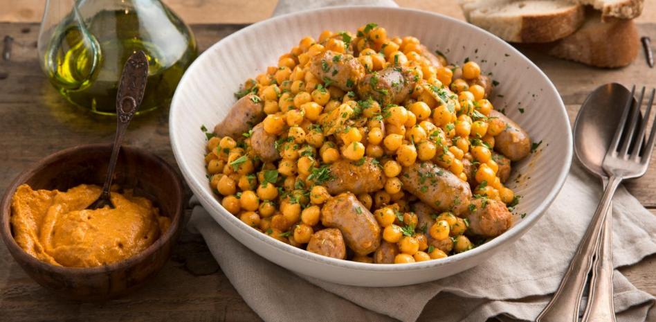 Cómo preparar unos garbanzos con salchichas y romescu