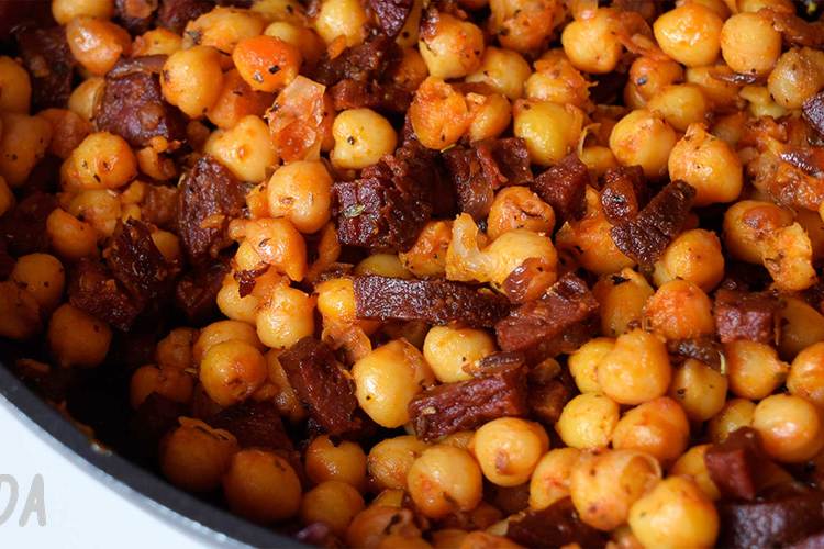 Garbanzos con salchichas aderezada con orégano y salsa romescu 