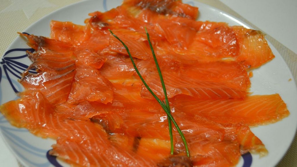 Cómo hacer un salmón ahumado que esté delicioso 7 Paso 5 corte y a servir el salmón ahumado