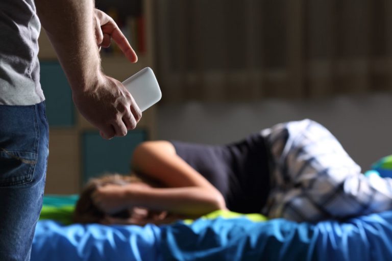'Stalkerware', la amenaza silenciosa de la tecnología para controlar a las víctimas de violencia doméstica
