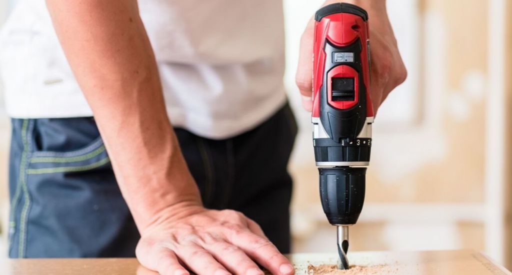 Cómo romper un candado 5 El taladro puede ser útil para abrir un pasador